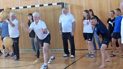 Angehende Sportabzeichen-Prüfer unterzogen sich einem zweitägigen Lehrgang in der Rodachtalhalle Marktrodach unter Ausbilder Harald Kaiser (vorne rechts).  Foto: K.-H. Hofmann