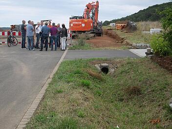 Der Wassergraben Am Bendel wird verrohrt, die Zufahrten zu den Anwesen erhalten eine Pflasterung.  Fotos: Winfried Ehling