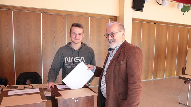 Wahlhelfer Luca Hartmann &uuml;berwacht die Stimmabgabe des Sulzthaler B&uuml;rgermeisters August Weingart. Foto: Ralf Ruppert