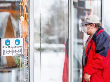Zum Schutz der eigenen Person und anderer Menschen vor Corona gilt weiterhin: Maske tragen und Abstand halten. Überall weisen Schilder auf diese Vorgaben hin - wie hier in Haßfurt.