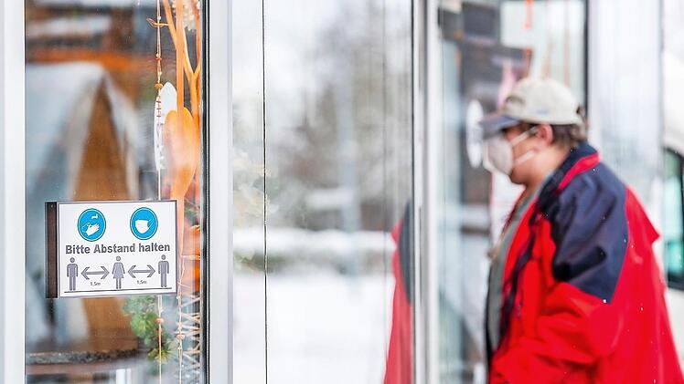 Zum Schutz der eigenen Person und anderer Menschen vor Corona gilt weiterhin: Maske tragen und Abstand halten. Überall weisen Schilder auf diese Vorgaben hin - wie hier in Haßfurt.