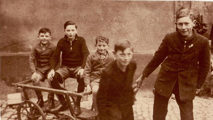 Mit solchen Handwagen holten die Familien Holz aus dem Wald. Auf diesem Bild ist Josef Kirchner nicht abgebildet, aber sein Cousin Toni Bischof (rechts) mit anderen Jungen.