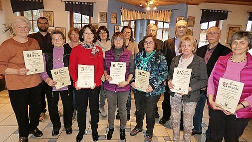 Im Rahmen der Jahreshauptversammlung des Gesangvereins F&ouml;lschnitz wurden diese Frauen und M&auml;nner f&uuml;r ihre langj&auml;hrige Mitgliedschaft durch Vorsitzenden Gerhard Maiwald (Vierter von rechts) ausgezeichnet. Zweiter von links Chorleiter Alexander Thern
