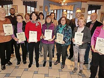 Im Rahmen der Jahreshauptversammlung des Gesangvereins Fölschnitz wurden diese Frauen und Männer für ihre langjährige Mitgliedschaft durch Vorsitzenden Gerhard Maiwald (Vierter von rechts) ausgezeichnet. Zweiter von links Chorleiter Alexander Thern