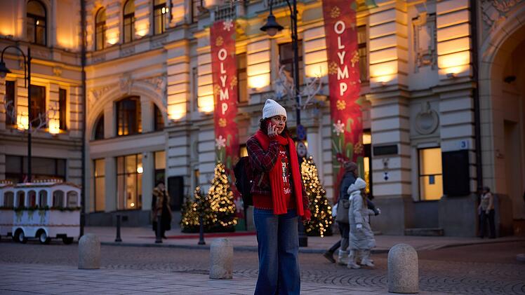 Maja (Hannah Gharib) erh&auml;lt wie verabredet den Anruf ihres Freundes Justin. Sie wollen eine Nacht im Luxuskaufhaus Olymp verbringen, in dem Justin als Security arbeitet.