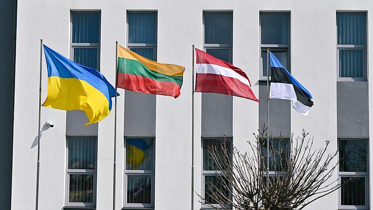 Flaggen der baltischen Staaten und der Ukraine