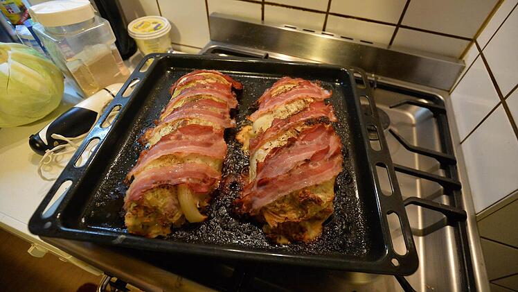 Dann Speck darauf geben (5 Min. weiterbacken). Foto: Ronald Rinklef