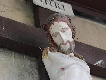Der Jesus-Figur an der St. Georgs-Kirche in Höchstadt wurden beide Arme abgeschlagen Foto: bau