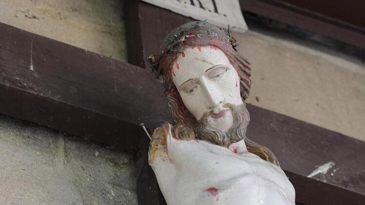 Der Jesus-Figur an der St. Georgs-Kirche in Höchstadt wurden beide Arme abgeschlagen Foto: bau
