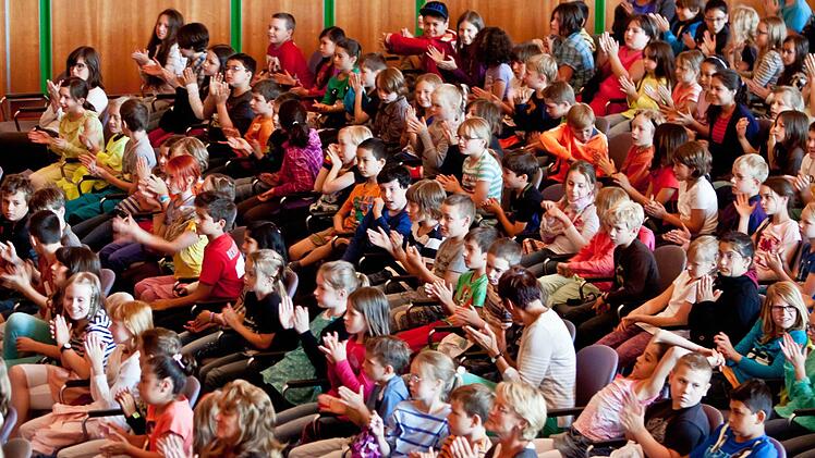 Viel Applaus gab es von den jungen Zuhörern im Kongresshaus.
