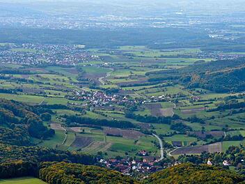 Eine Region mit viel Potenzial: die sogenannte Fränkische Toskana mit dem Blick von Tiefenellern (unten) über Lohndorf nach Litzendorf Foto: p