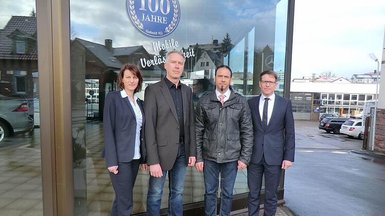 Sabine Schäfer, Christoph Gabold, Rene Gabold und Michael Schäfer (von links) gaben gestern bekannt, dass das Autohaus Böckler (Bad Brückenau/Oberthulba) die Firma Gabold (Bad Kissingen) übernehmen wird.