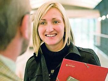 Mit einer offenen, freundlichen Art kann der Bewerber/die Bewerberin gleich bei der Begrüßung punkten. Foto: PRofilBerater GmbH