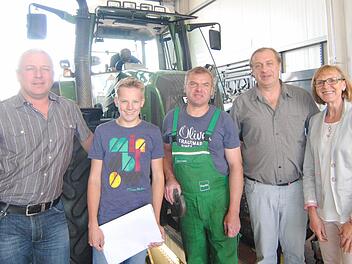 In der Landmaschinen-Werkstatt der BayWa (v.l): Klassenlehrer Stefan Kurz von der Mittelschule Baunach, Schüler Noah Grottke, Werkstattleiter Siegfried Seeber, BFZ-Seminarleiter und Netzwerkkoordinator Franz Hajak und BFZ-Koordinatorin Christiane Alter Foto: Philipp Demling