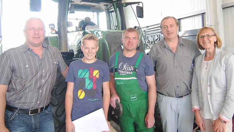 In der Landmaschinen-Werkstatt der BayWa (v.l): Klassenlehrer Stefan Kurz von der Mittelschule Baunach, Schüler Noah Grottke, Werkstattleiter Siegfried Seeber, BFZ-Seminarleiter und Netzwerkkoordinator Franz Hajak und BFZ-Koordinatorin Christiane Alter Foto: Philipp Demling