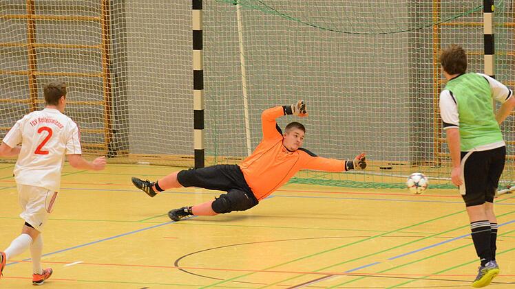 Reiterswiesens Marcel Röder prüft Hammelburgs Keeper Johannes Markarel. Foto: ssp