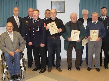 Stadtrat Bernhard Schlereth, OB Kay Blankenburg und Kommandant Gregor Metz (v. l.) ehrten zusammen Peter Kühnlein, Lothar Schäfer, Wolfgang Kaufmann, Ruppert Kleinhenz, Ottmar Hornung, Edgar Hartmann und Robert Goll für langjährige Mitgliedschaft bzw. langjährige aktive Dienstzeit bei der Feuerwehr Poppenroth. Foto: Wolfgang Wimmel