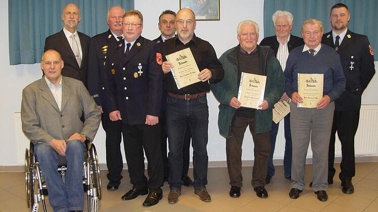 Stadtrat Bernhard Schlereth, OB Kay Blankenburg und Kommandant Gregor Metz (v. l.) ehrten zusammen Peter Kühnlein, Lothar Schäfer, Wolfgang Kaufmann, Ruppert Kleinhenz, Ottmar Hornung, Edgar Hartmann und Robert Goll für langjährige Mitgliedschaft bzw. langjährige aktive Dienstzeit bei der Feuerwehr Poppenroth. Foto: Wolfgang Wimmel