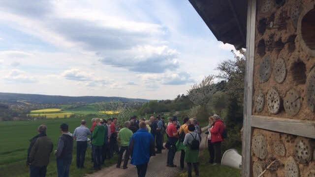 Zahlreiche Menschen waren gekommen, um den Rundweg zum Bruderkrieg von 1866 kennenzulernen. Foto: Kerstin Väth