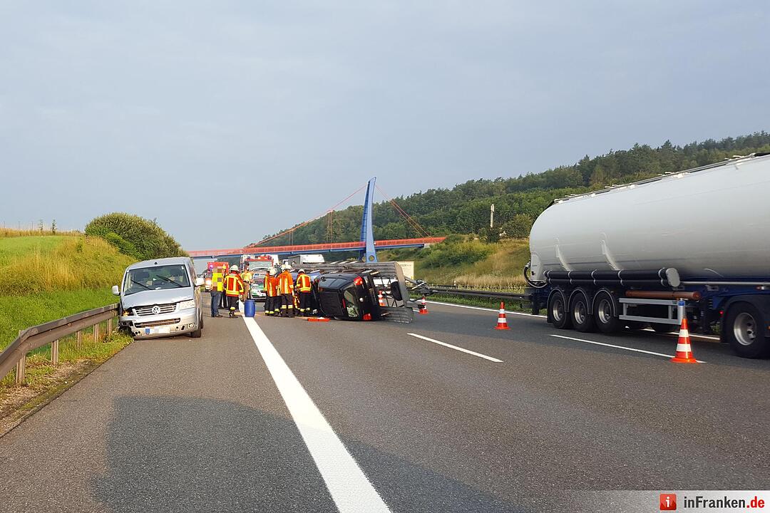 Drei Fahrspuren nach folgenschwerem Auffahrer blockiert - Geladene Autos liegen auf der Autobahn