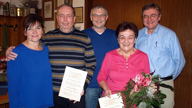 Reinhard Wiedel (Zweiter von links) wurde zum Ehrenpr&auml;sidenten und Waltraud K&auml;mpfer (Zweite von rechts) zum Ehrenmitglied ernannt. Es gratulierten Pr&auml;sident Wieland Beierkuhnlein (rechts) und das amtierende Prinzenpaar Sabine I. und Robert I.  Fotos: Susanne Deuerling