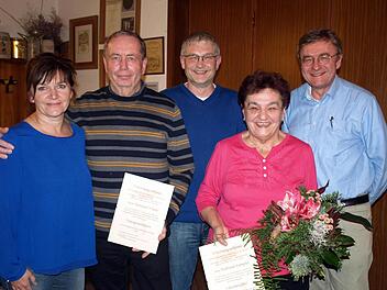 Reinhard Wiedel (Zweiter von links) wurde zum Ehrenpräsidenten und Waltraud Kämpfer (Zweite von rechts) zum Ehrenmitglied ernannt. Es gratulierten Präsident Wieland Beierkuhnlein (rechts) und das amtierende Prinzenpaar Sabine I. und Robert I.  Fotos: Susanne Deuerling