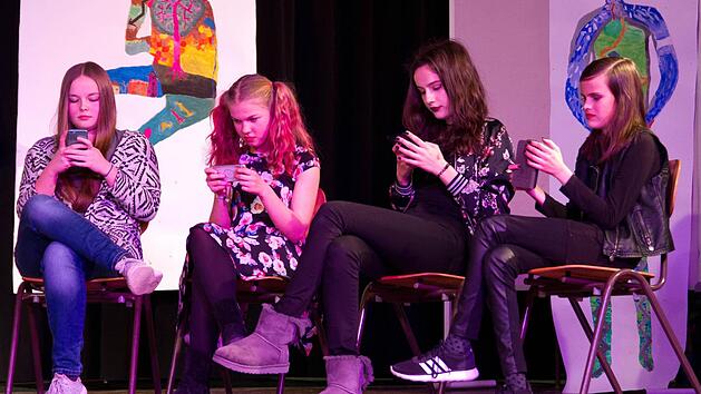 typische Scene: Anania, Lucy-Marie, Angelina und Fiona sind pausenlos am Handy.  Foto: Jule M&uuml;ller