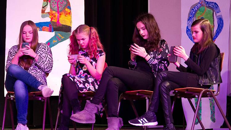 typische Scene: Anania, Lucy-Marie, Angelina und Fiona sind pausenlos am Handy.  Foto: Jule Müller