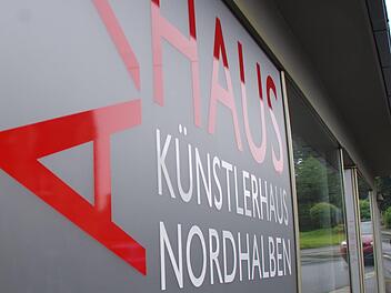 Das Künstlerhaus Nordhalben, das so genannte Maxhaus, ist mitten im Ortskern zu finden. Foto: Marco Meißner