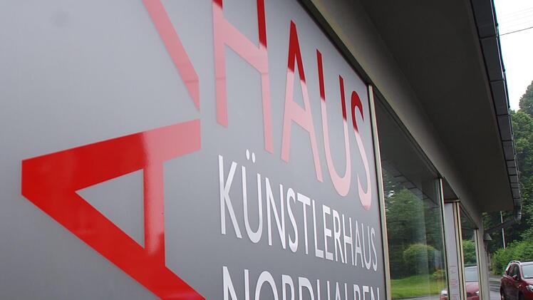 Das Künstlerhaus Nordhalben, das so genannte Maxhaus, ist mitten im Ortskern zu finden. Foto: Marco Meißner
