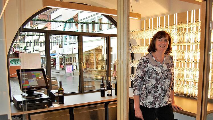 Heiligenfeld-Serviceleiterin Gerda Kornmann bei letzten Handgriffen im Ausschank zum Marktplatz.Sigismund von Dobschütz
