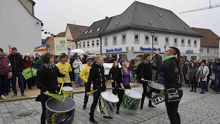 Trommler aus Coburg begleiteten lautstark die Demonstration.