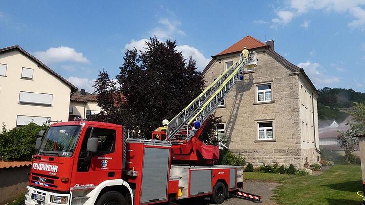 Mit der DLK 23/12 wurden Personen aus dem oberen Stockwerk gerettet. Foto: Christian Licha