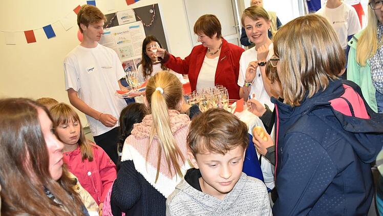 Schulleiterin Ulrike Endres (im Hintergrund) verteilte an die Grundschüler französisches Gebäck. Foto: Uschi Prawitz