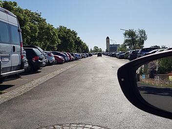 Der Parkplatz am Tränkberg bietet zwar viele Parkflächen, ist aber oft schon voll besetzt. Dann müssen Autofahrer in Haßfurt auf Alternativen zurückgreifen. Foto: Archiv/Brigitte Krause