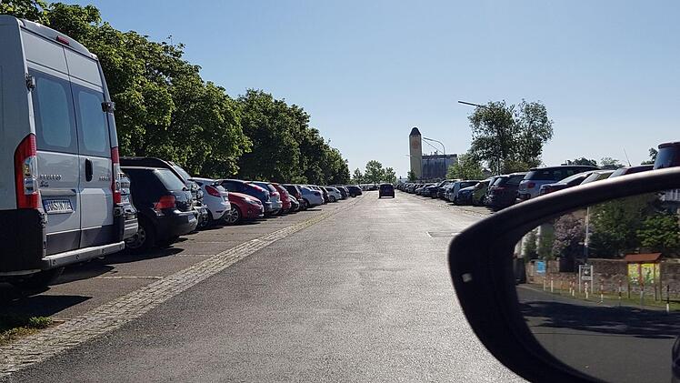Der Parkplatz am Tränkberg bietet zwar viele Parkflächen, ist aber oft schon voll besetzt. Dann müssen Autofahrer in Haßfurt auf Alternativen zurückgreifen. Foto: Archiv/Brigitte Krause