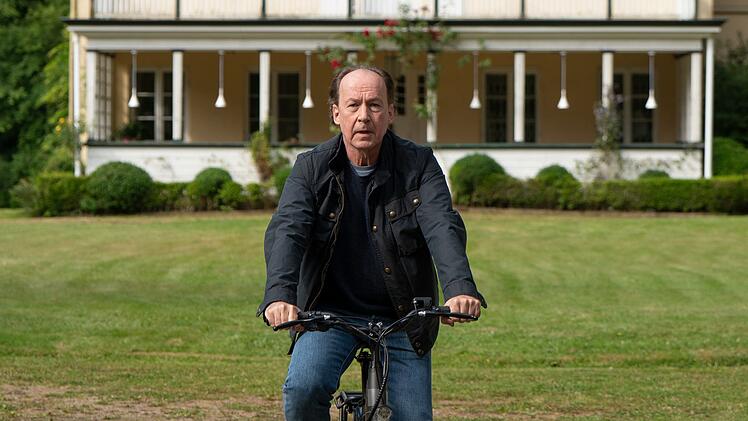 Der radelnde Kommissar und Autor Jakob Stiller (Ulrich Noethen) bekommt es in "Stiller und der Wolf im Schafspelz" mit einem schwierigen Fall zu tun.