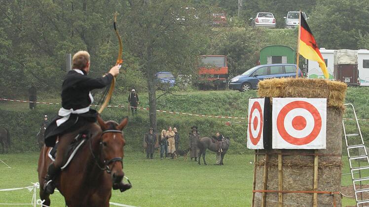 Als besonders schwierig gilt der "Partherschuss" im Galopp nach hinten auf das Ziel.