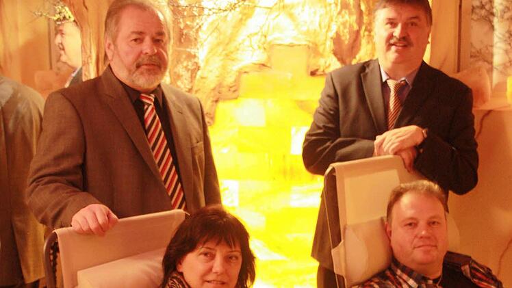 Auch Bürgermeister Norbert Volk (links) und Landrat Klaus Peter Söllner sind begeistert. Vorne, von links Silvia und Ferdinand Schramm.