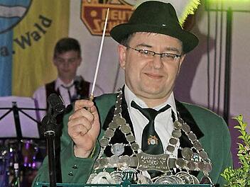 König Matthias Korn dirigiert die Steinbacher Musikanten.  Fotos: Veronika Schadeck