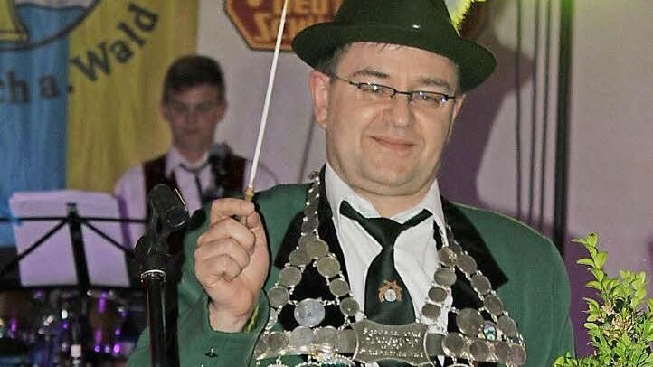 König Matthias Korn dirigiert die Steinbacher Musikanten.  Fotos: Veronika Schadeck