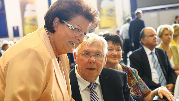 Im Juli 2011, zum 75. Geburtstag, gratulierten Altlandrat Herbert Hofmann viele Freunde und politische Weggefährten, darunter Landtagspräsidentin Barbara Stamm. Mit im Bild Roselotte Hofmann. Foto: Archiv