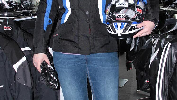 Normaler Look - aber Motorradkleidung: Die Hose sieht aus wie eine Jeans, ist aber eine Motorradhose. Auch die Sneaker-Optik sind Motorrad-Schuhe. Foto: Jürgen Gärtner