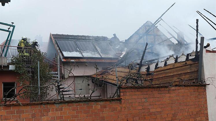 Ein Großangebot an Feuerwehren hat das Übergreifen der Flammen aufs Wohnhaus verhindert. Foto: Gerd Schaar