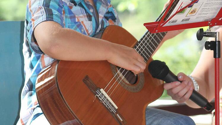 Aaron Aman spielte Gitarre.