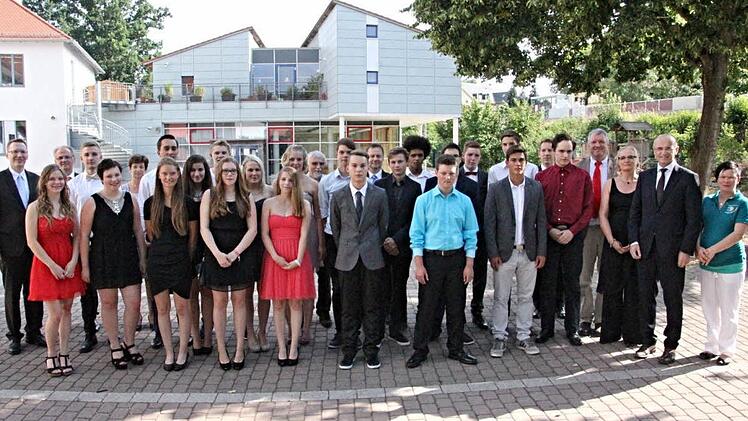 Besondere Leistungen erzielten an der Dr. Ernst-Schmidt-Realschule Ebern diese Schülerinnen und Schüler, die sie zusammen mit ihrem Schulleiter, Hartmut Weis (links), Landrat Wilhelm Schneider (2. von rechts), Bürgermeister Jürgen Hennemann (4. von rechts) und den Sponsoren zeigt. Foto Helmut Will