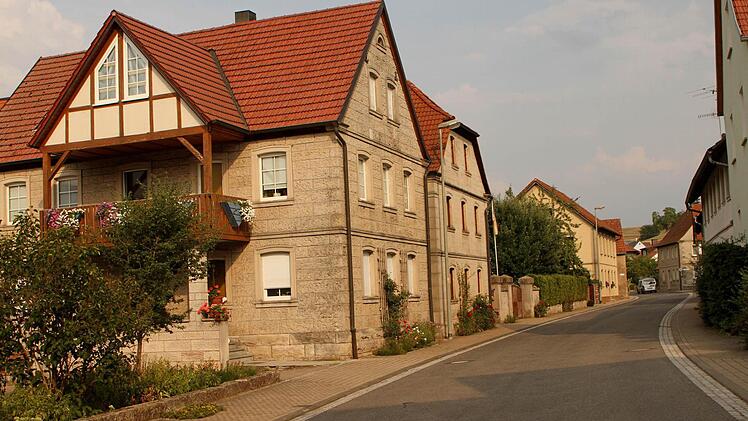 Im Ort sieht man zahlreiche Häuser und Scheunen mit Sandstein erbaut. Foto: Günther Geiling