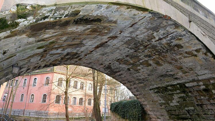Feuchtigkeitsschäden an der Unterseite der östlichen Brückenbögen