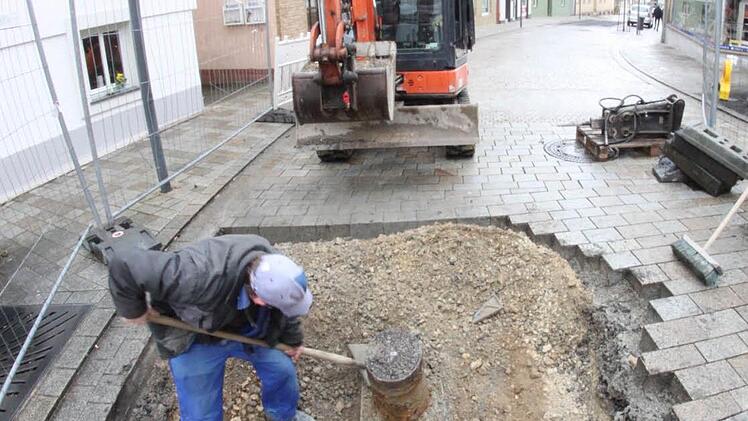 In Höhe der Marien-Apotheke wird ein Hydrant ausgewechselt, der bei der Umgestaltung der Bahnhofstraße beschädigt worden war. Foto: Matthias Einwag