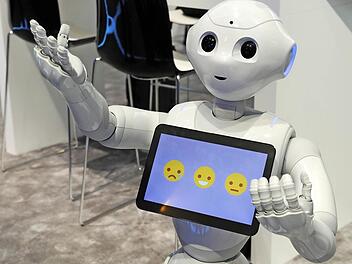 Dieser Roboter - "Pepper" wird er genannt - kommunizierte bei einem Kongress in Barcelona mit den Besuchern. Foto: Andrej Sokolow, dpa